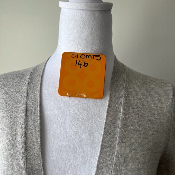 🐚Banana Republic light  grey carding Sz S Details on pocket* V-Neck*  Min… - Picture 10 of 10